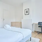 - Beautiful 4 Bedrooms House With Terrace! 아파트