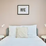 - Beautiful 4 Bedrooms House With Terrace! 아파트 *