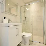 - Beautiful 4 Bedrooms House With Terrace! Apartamento Roubaix