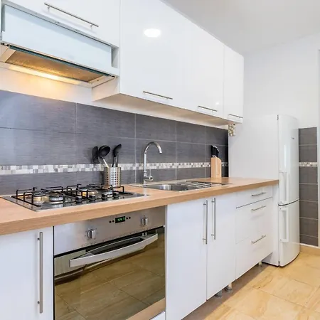 - Beautiful 4 Bedrooms House With Terrace! *