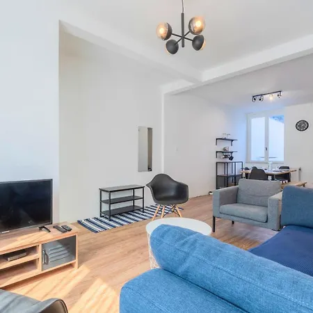 - Beautiful 4 Bedrooms House With Terrace! Apartmán