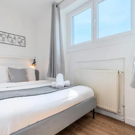 - Beautiful 4 Bedrooms House With Terrace! Roubaix