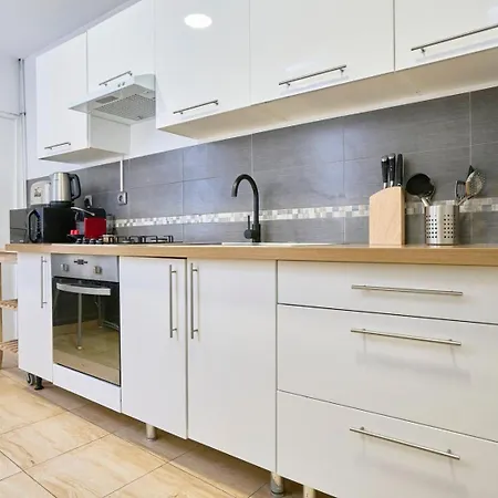 아파트 - Beautiful 4 Bedrooms House With Terrace!