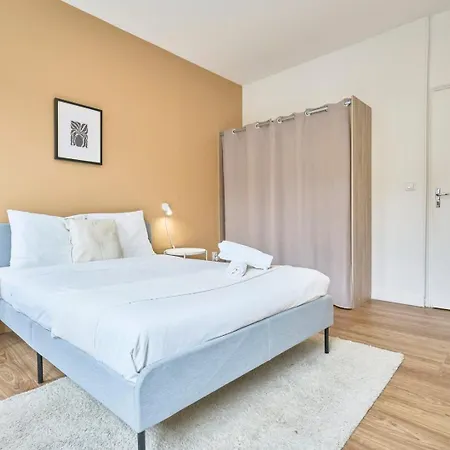 - Beautiful 4 Bedrooms House With Terrace! Lägenhet