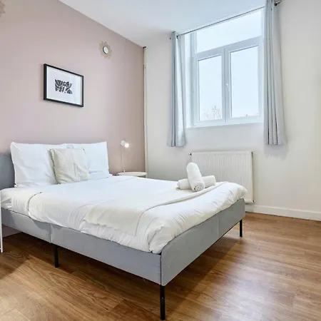 - Beautiful 4 Bedrooms House With Terrace! * Roubaix