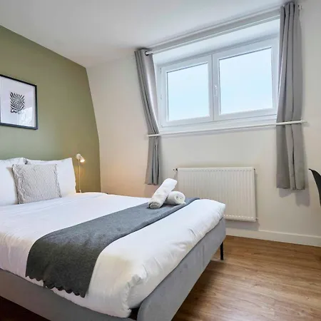 - Beautiful 4 Bedrooms House With Terrace! Roubaix