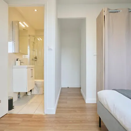 - Beautiful 4 Bedrooms House With Terrace! Lägenhet *